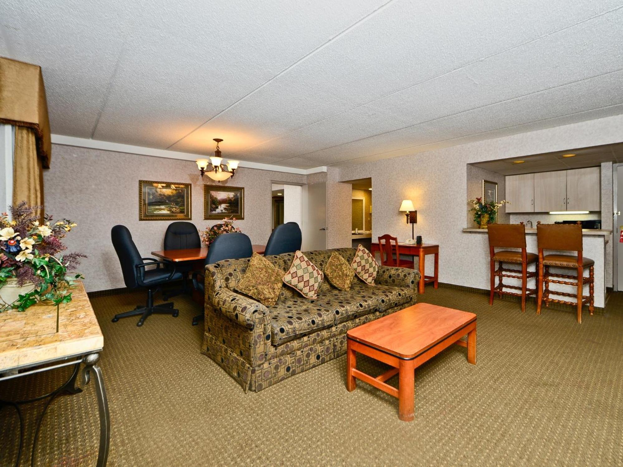 Ramada By Wyndham Plymouth Hotel & Conference Center Room photo