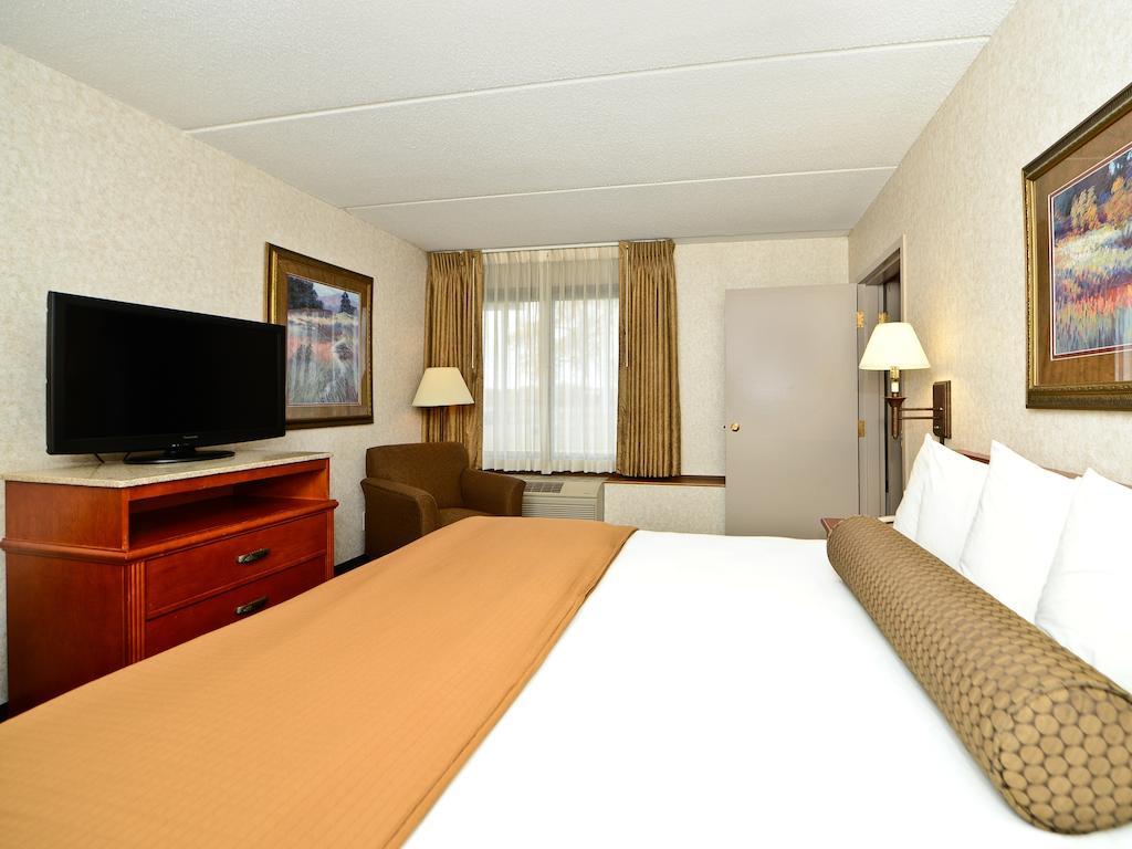 Ramada By Wyndham Plymouth Hotel & Conference Center Exterior photo