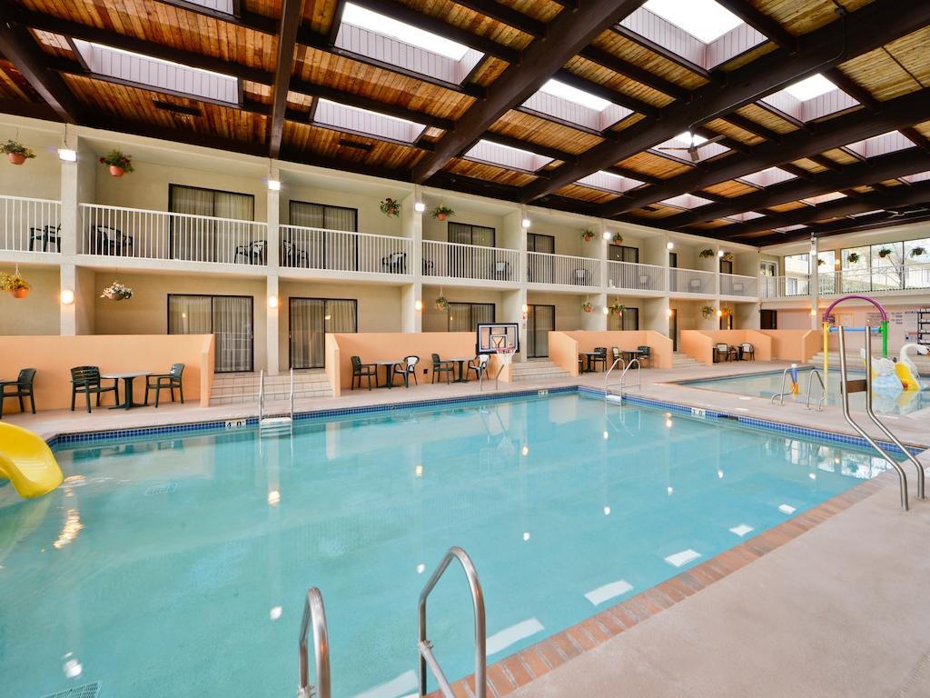Ramada By Wyndham Plymouth Hotel & Conference Center Exterior photo