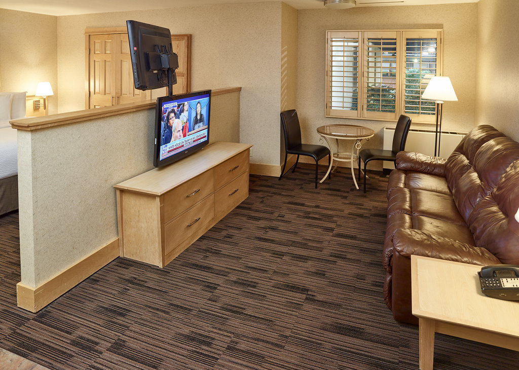 Ramada By Wyndham Plymouth Hotel & Conference Center Exterior photo