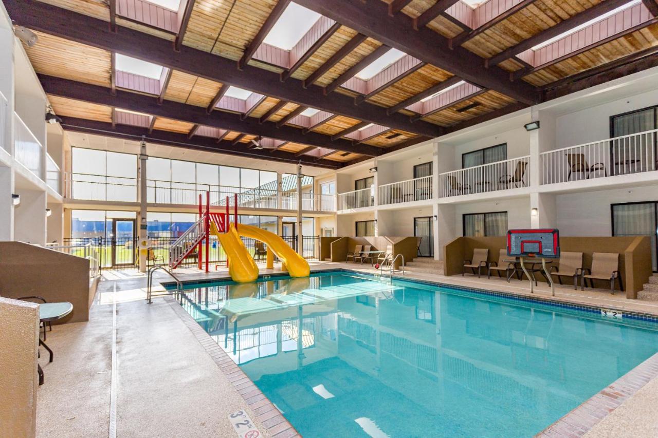 Ramada By Wyndham Plymouth Hotel & Conference Center Exterior photo