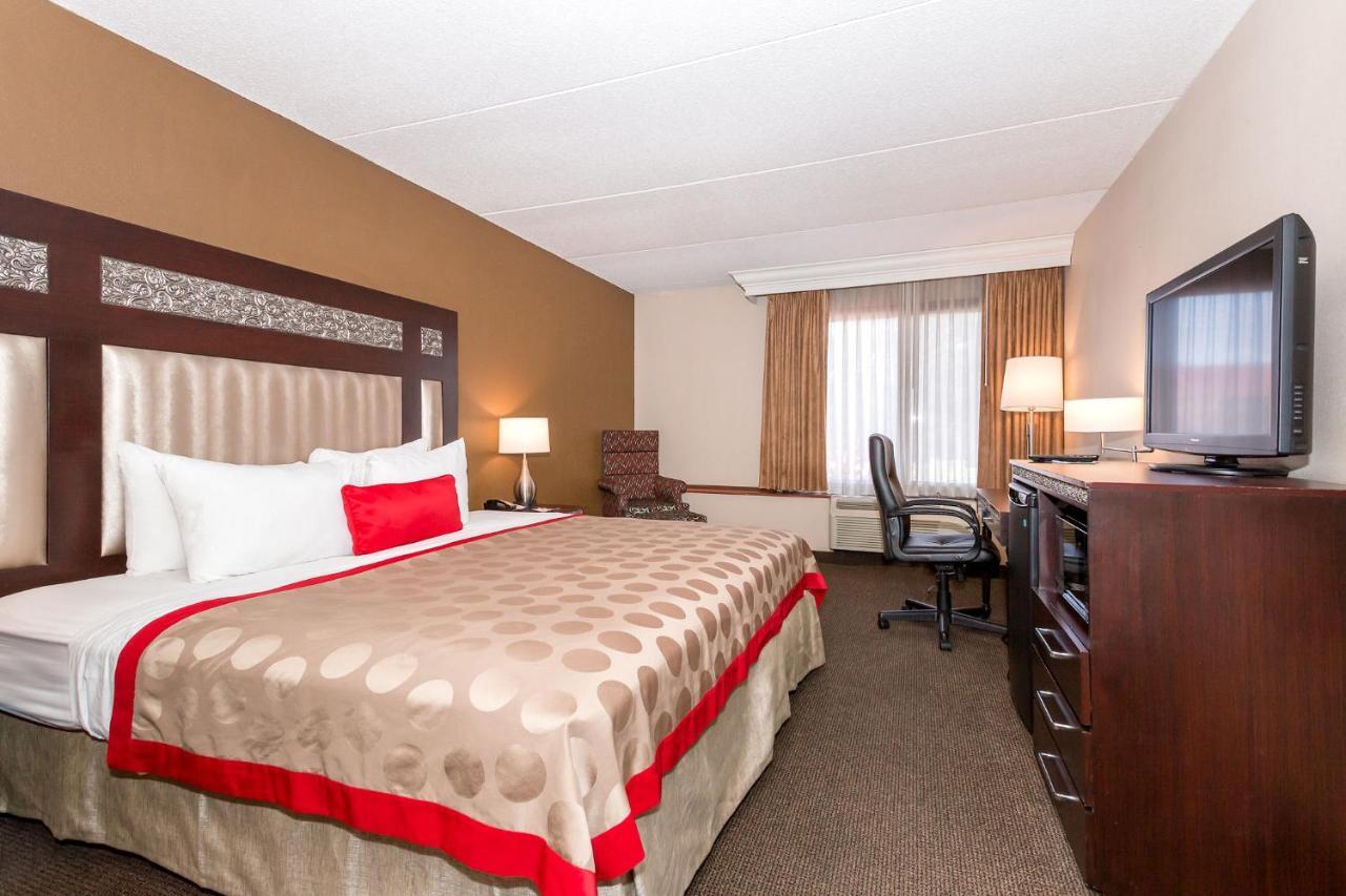 Ramada By Wyndham Plymouth Hotel & Conference Center Exterior photo