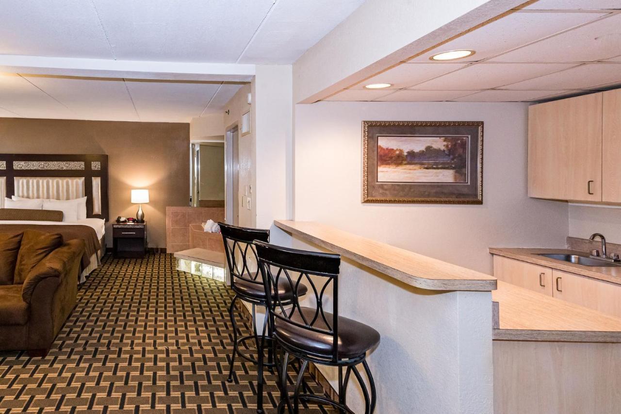 Ramada By Wyndham Plymouth Hotel & Conference Center Exterior photo