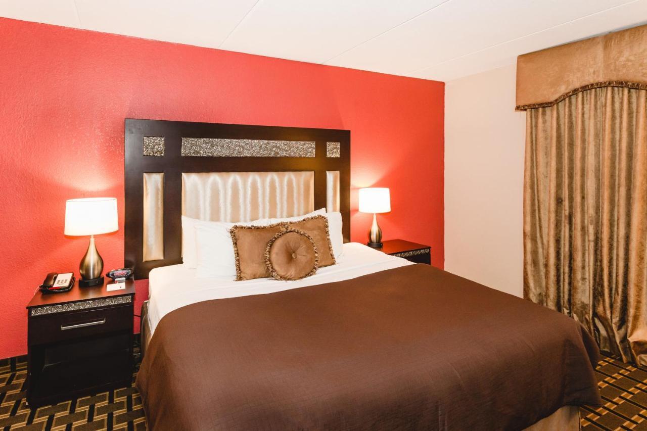 Ramada By Wyndham Plymouth Hotel & Conference Center Exterior photo